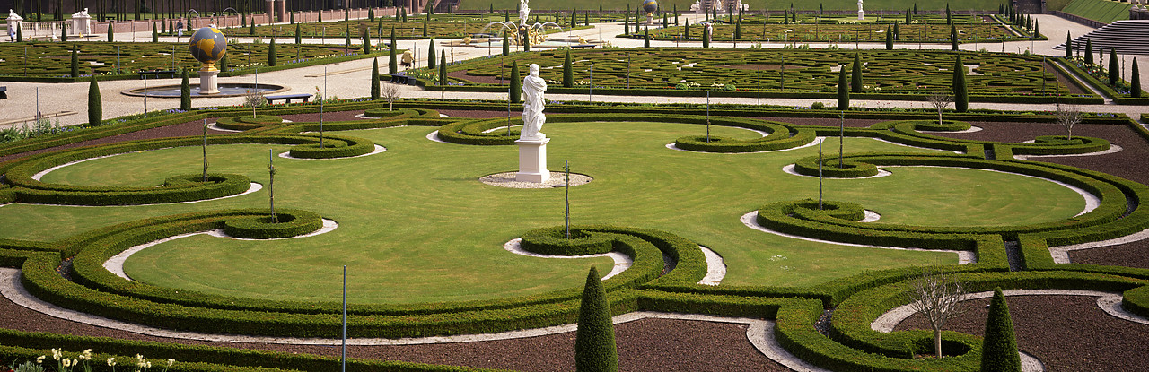 #990307-2 - Het Loo Palace Gardens, Apeldorn, Holland